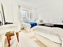 Stunning 3-bed House in the Heartreading