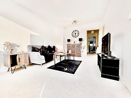 Stunning 3-bed House in the Heartreading