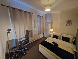 House - Sleeps 4 - Garden - Parking
