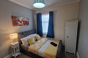 House - Sleeps 4 - Garden - Parking