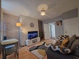 House - Sleeps 4 - Garden - Parking