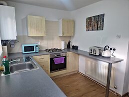 House - Sleeps 4 - Garden - Parking