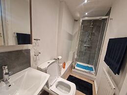 House - Sleeps 4 - Garden - Parking