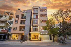 Fabhotel Royal Platinum Suites