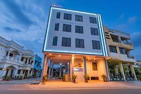 Fabhotel Golden Manor Inn