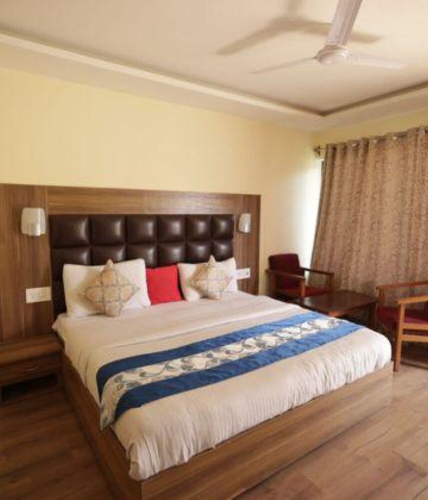 Fabhotel The Island