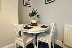 Apartment - Sleeps 3 - Pet Friendly - Parking
