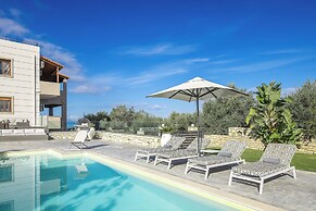 Villa Aris: A Serene Experience, 3BRs, Pool & Bbq