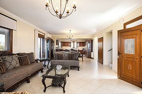 Villa Aris: A Serene Experience, 3BRs, Pool & Bbq
