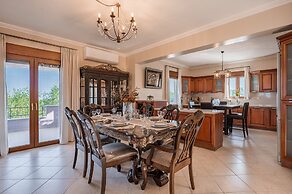 Villa Aris: A Serene Experience, 3BRs, Pool & Bbq