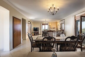 Villa Aris: A Serene Experience, 3BRs, Pool & Bbq