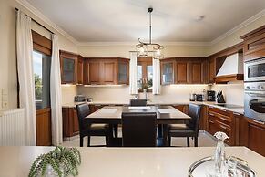 Villa Aris: A Serene Experience, 3BRs, Pool & Bbq