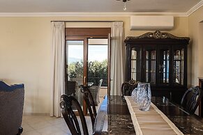 Villa Aris: A Serene Experience, 3BRs, Pool & Bbq