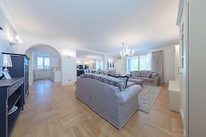 Luxury Lakefront Catullo with pool