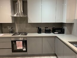 Stunning 2-bed Apartment in Barking
