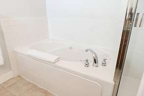 Lakefront Beachfront top Floor Condo w Pool