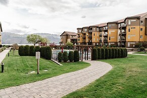 Lakefront Beachfront top Floor Condo w Pool