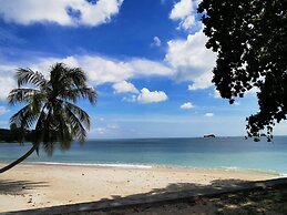 Little Heaven by SkyHive BeachfrontVilla