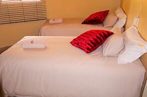 Self Catering Chalets - Manyeleti