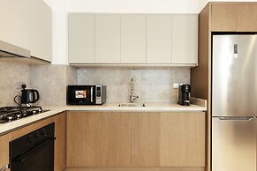 Luxurious Waterfront 1BR with Sea Views