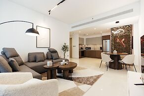 Luxurious Waterfront 1BR with Sea Views