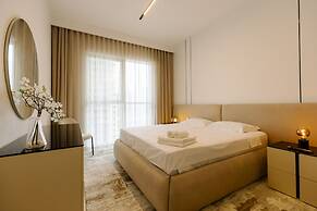 Luxurious Waterfront 1BR with Sea Views