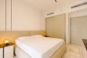 Luxurious Waterfront 1BR with Sea Views