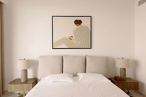 Beachfront 2BD apartment with Palm View