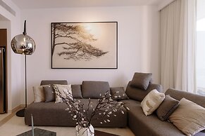Beachfront 2BD apartment with Palm View