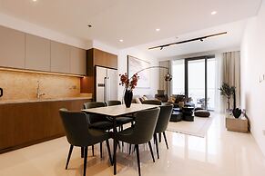 Beachfront 2BD apartment with Palm View