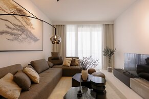 Beachfront 2BD apartment with Palm View