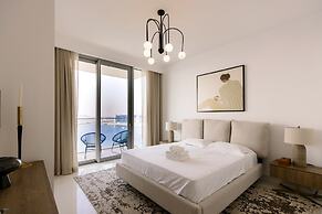 Beachfront 2BD apartment with Palm View