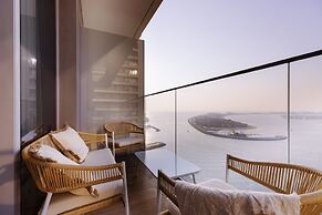 Beachfront 2BD apartment with Palm View