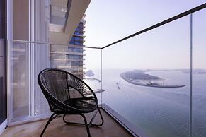 Beachfront 2BD apartment with Palm View