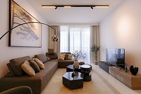Beachfront 2BD apartment with Palm View