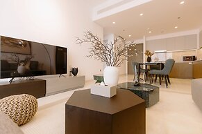 Beachfront 2BD apartment with Palm View