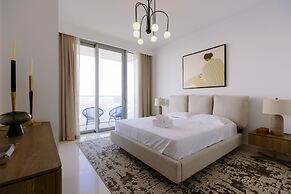 Beachfront 2BD apartment with Palm View