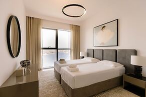 Beachfront 2BD apartment with Palm View