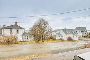 Cozy Maine Getaway: Covered Deck, Walk to Beach!