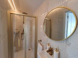Stunning 1 King bed Cabin in Grays