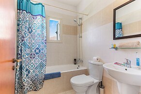 Coral Bay Villa - Sleeps 6 - Pool - Parking