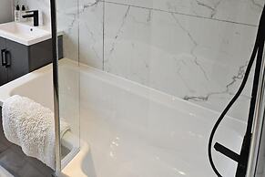 Manchester 2-bed House, Sleeps 4, 20 Min to Centre