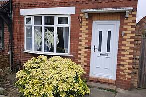 Manchester 2-bed House, Sleeps 4, 20 Min to Centre