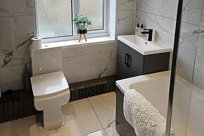 Manchester 2-bed House, Sleeps 4, 20 Min to Centre