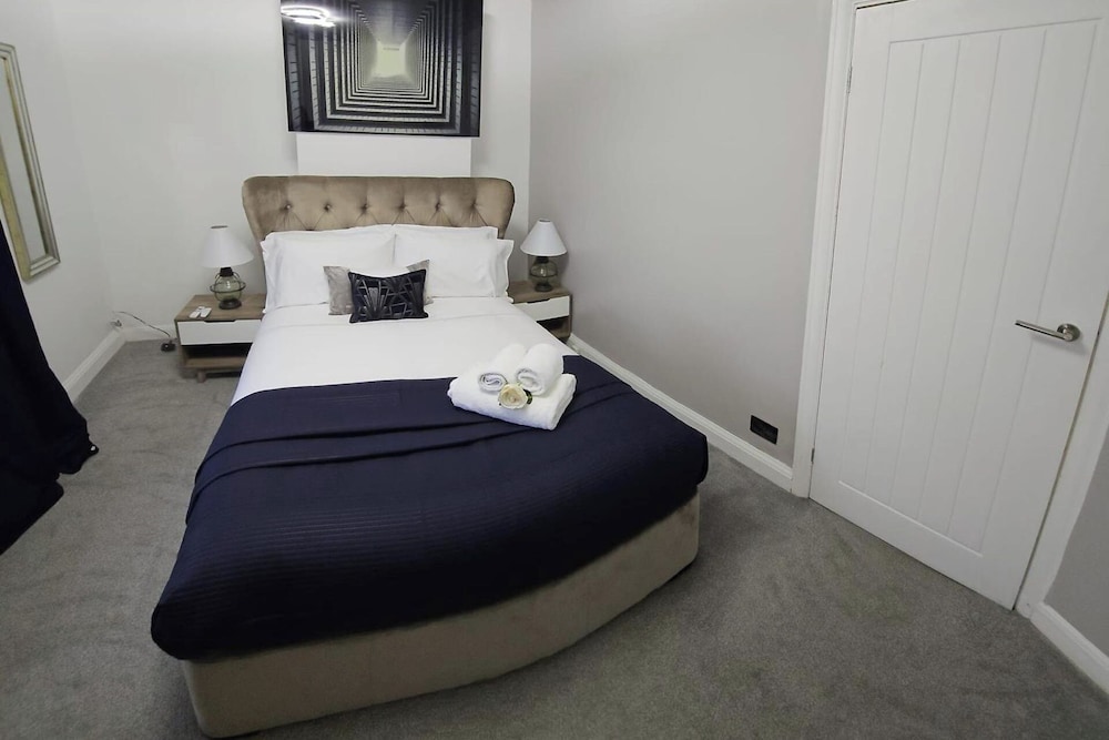 Manchester 2-bed House, Sleeps 4, 20 Min to Centre
