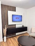 Modern 2 Bedroom Home in Edinburgh, Free Parking