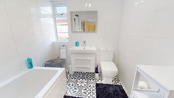 Immaculate 4-bed House in Romford