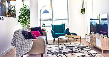 Modern 2 Bed 2 Bath Bracknell With Free Parking