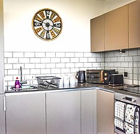 Modern 2 Bed 2 Bath Bracknell With Free Parking
