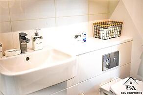 Modern 2 Bed 2 Bath Bracknell With Free Parking